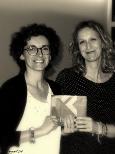 Carmen Donadio vincitrice della III edizione del Premio "Giorgio Borgognini" con il racconto L'appuntamento viene premiata da Annalisa Trabacchin Presidente del Circolo Walter Tobagi